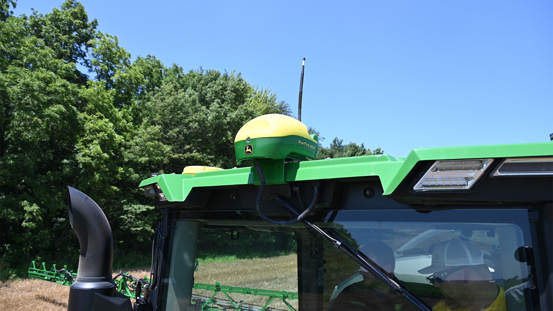 Deere-StarFire-6000-RTK-Radio-450-on-Sprayer