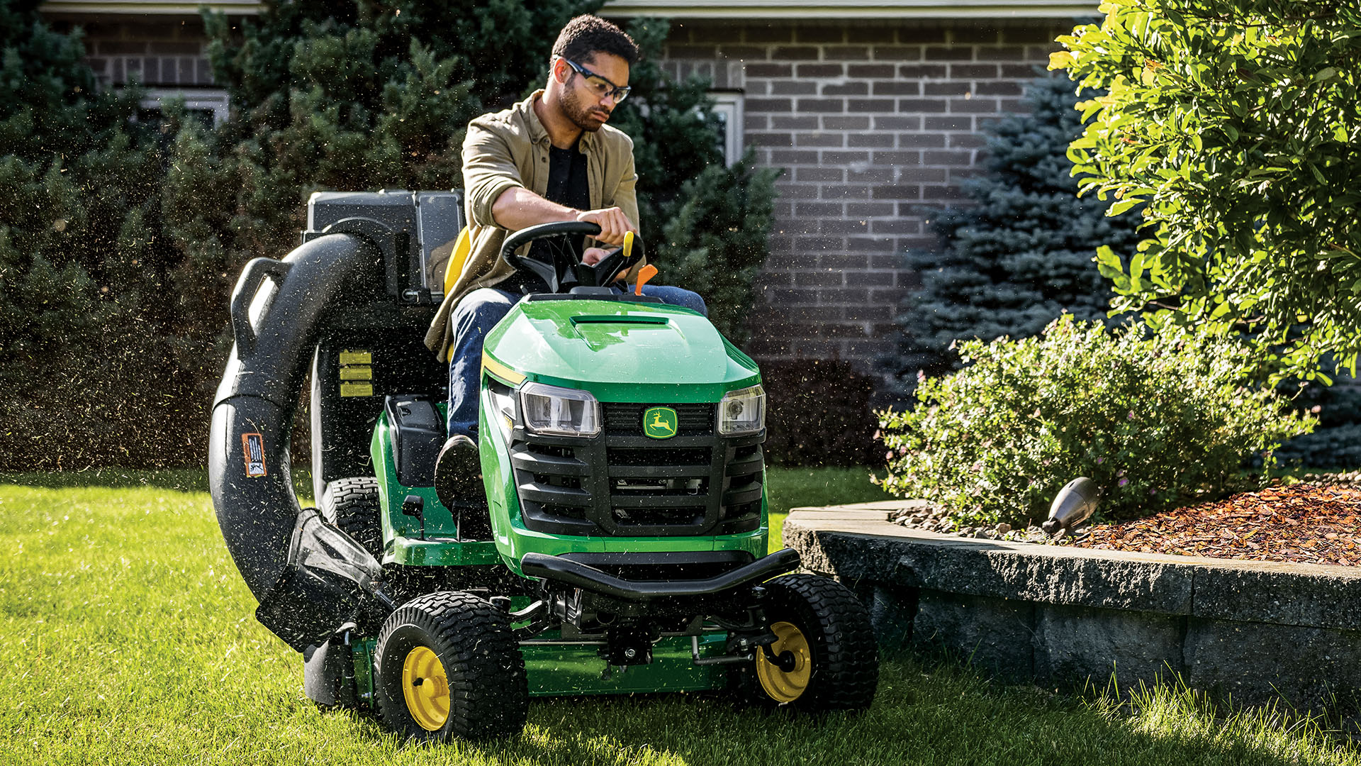 John Deere S220 Lawn Tractor