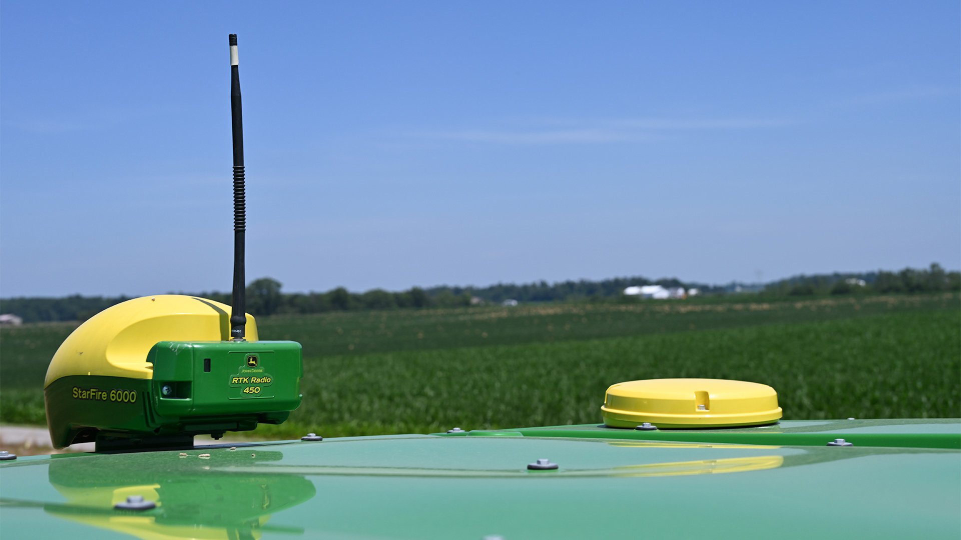 John-Deere-StarFire-6000-RTK-Radio-450-Mounted-on-sprayeer-roof-Koenig