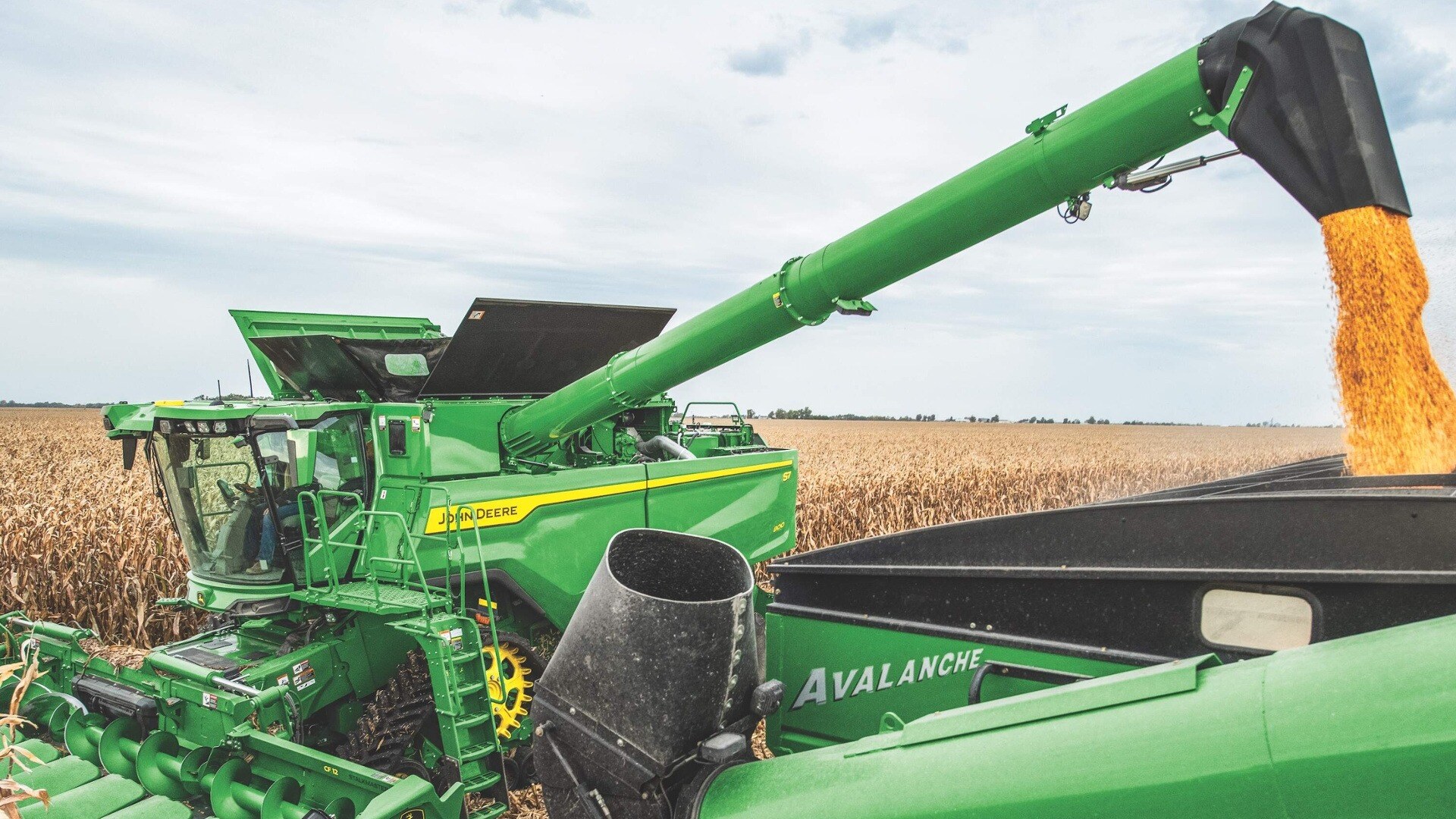 MY25 S7 800 Tracked Combine with Corn Heads_61969-1-1