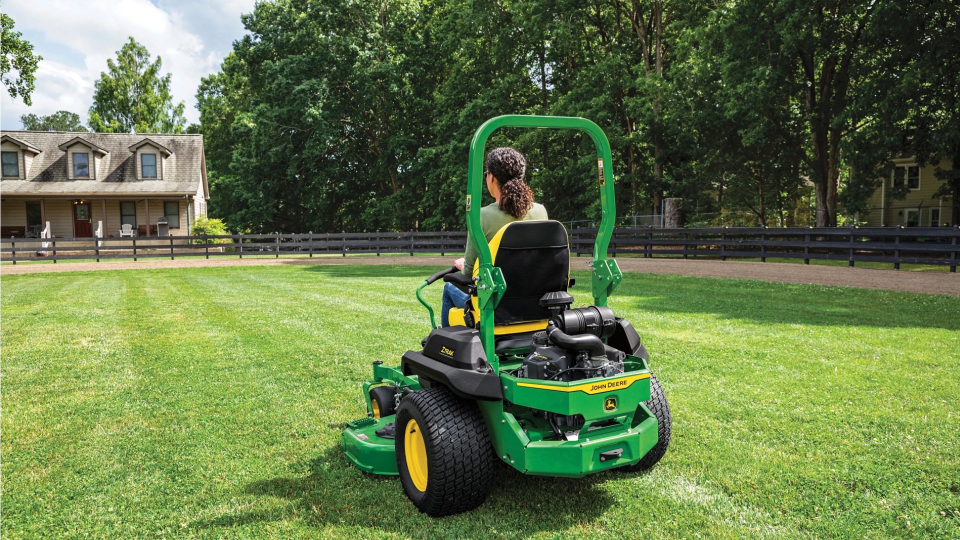 Z700-Series-Mowers-for-larger-properties-yard-management